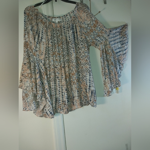 NWT!!! Boho Print Flutter Top. Size L. - Picture 2 of 5